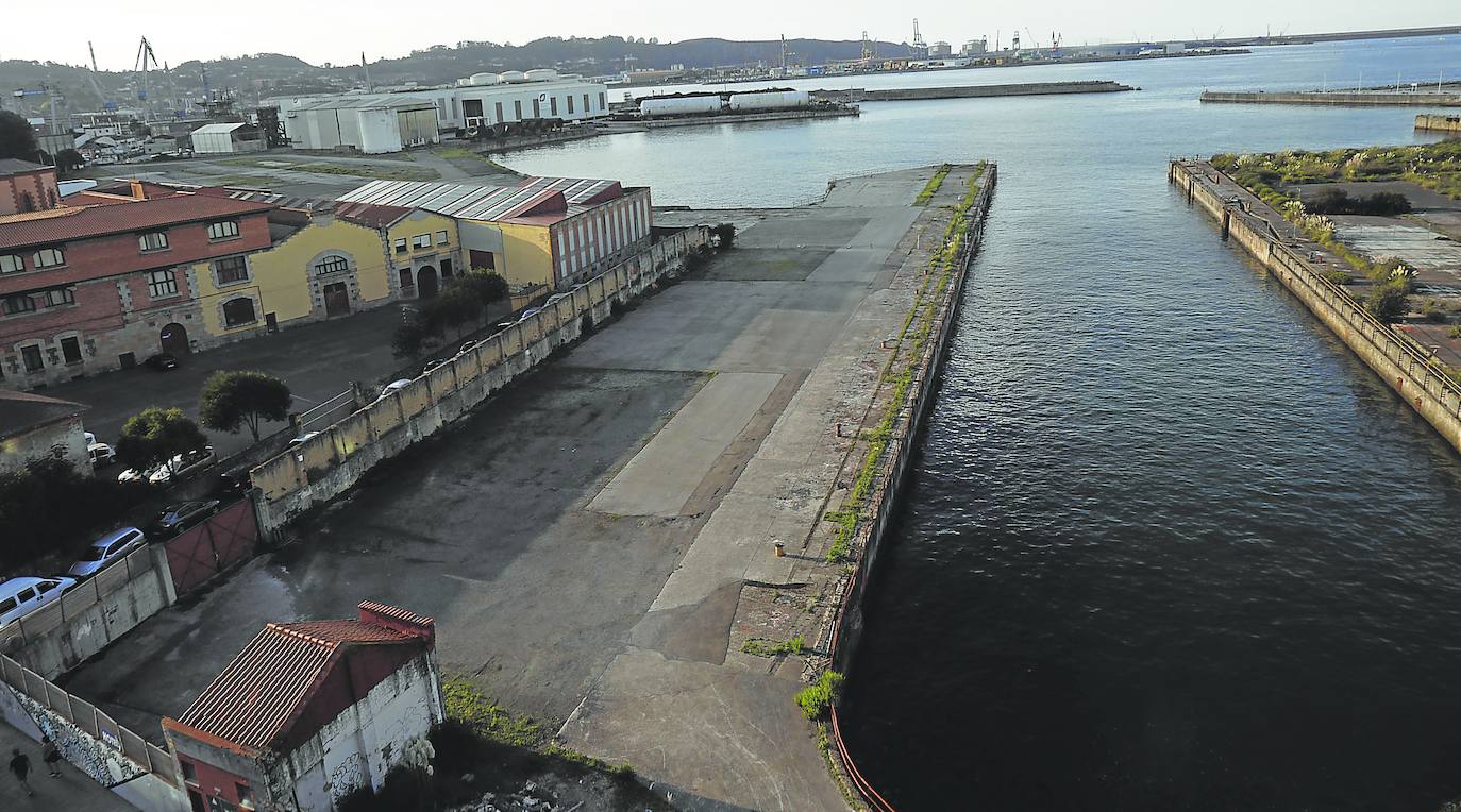 La dársena del antiguo astillero de Naval Gijón, con toda la lámina de agua que la rodea y que también se podría aprovechar para la práctica de demás deportes acuáticos. José Simal