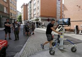 Rodaje en las calles de Pumarín, en Gijón, de la serie de televisión para Disney+, 'Nos vemos en otra vida', de los hermanos Alberto y Jorge Sánchez Cabezudo.