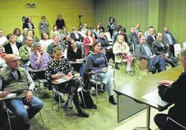 Un momento de la reunión que la consejera de Salud mantuvo ayer con los alcaldes en la sede de la Federación Asturiana de Concejos . j. c. román