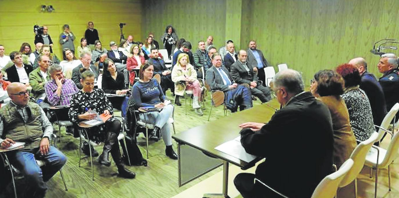 Un momento de la reunión que la consejera de Salud mantuvo ayer con los alcaldes en la sede de la Federación Asturiana de Concejos . j. c. román