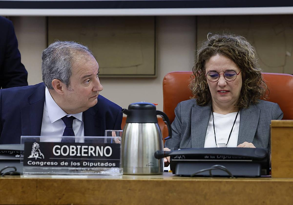 El ministro Jordi Hereu y la presidenta de la Comisión de Industria, Inés Granollers. efe