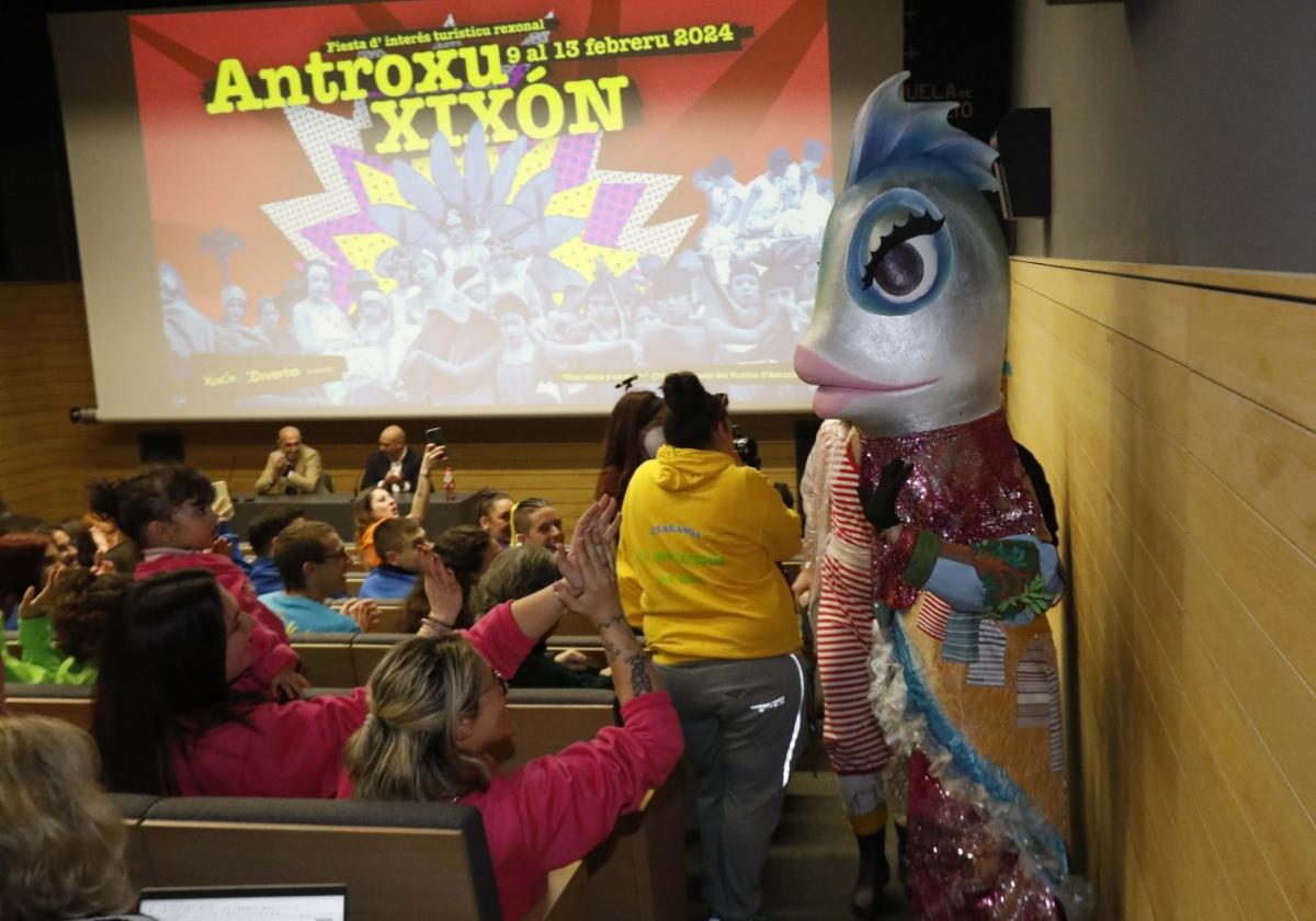 Turbulencia Marina de las Isobaras Rebeldes, 'Turbu', hace su entrada triunfal en el salón de acto de la Escuela de Comercio donde se presentó el programa del Antroxu.