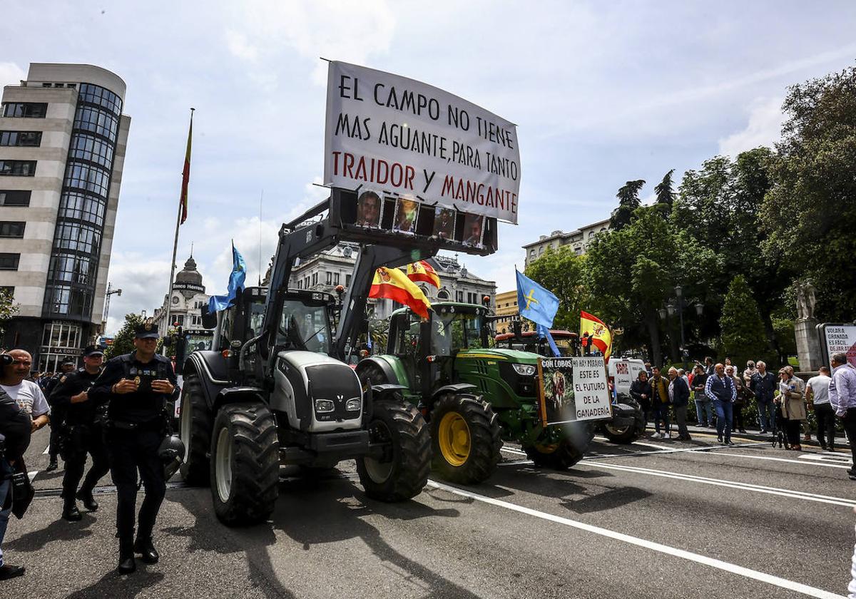 El pasado mes de mayo los agricultores y ganaderos llegaron a colapsar el centro de Oviedo.