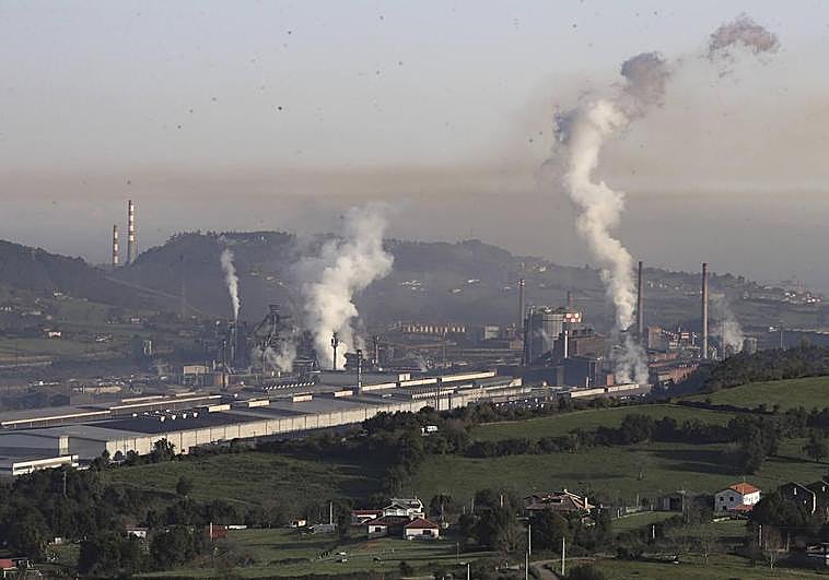 En la imagen, contaminación en Gijón este miércoles. En el vídeo, la protesta en el centro de salud de El Llano en protesta contra la contaminación con manifestantes hablando con la consejera de Salud Concepción Saavedra.