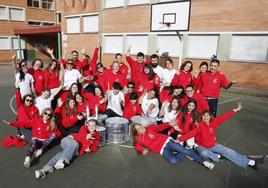 Integrantes de Los Gijonudos posan antes de su ensayo en el colegio Piles, el pasado domingo.