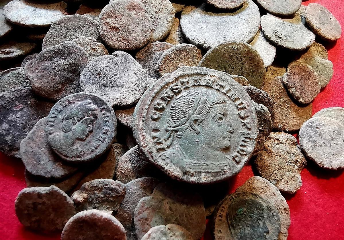 Parte de las monedas del siglo IV. Plomos de pesca.Hacha-martillo del periodo tardorromano.