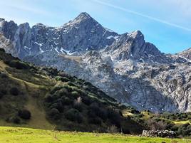 Braña Sinxeal, bajo las largas sombras de los paredones del Fontán Sur, muy cerca ya de La Cardosina