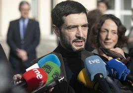 Visita del ministro de Derechos Sociales, Pablo Bustinduy, al edificio del antiguo centro materno infantil en Oviedo, donde se ubicará el centro de atención a enfermos de ELA.