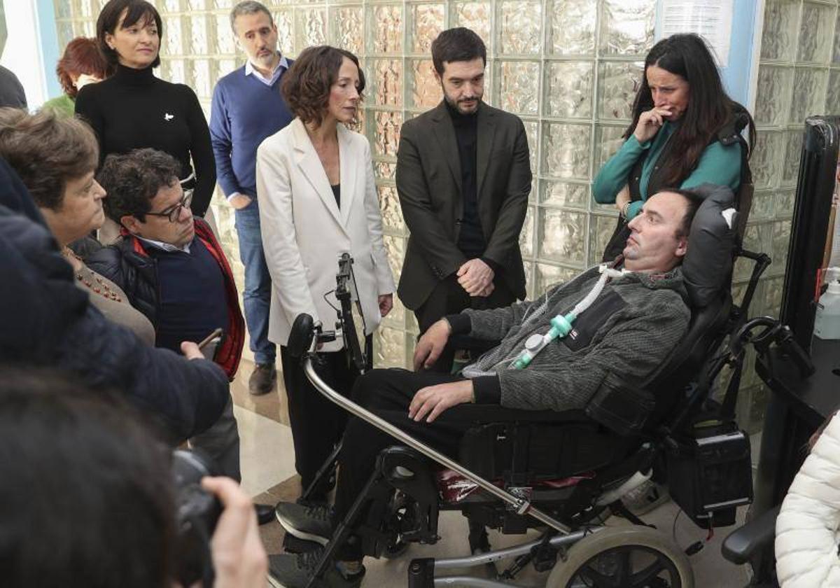 El ministro de Derechos Sociales, Pablo Bustinduy, acompañado de la consejera de Derechos Sociales y Bienestar, Melania Álvarez, visita en Oviedo el edificio del antiguo centro materno infantil, donde se va a ubicar uno de los centros especializados en la atención a personas enfermas de esclerosis lateral amiotrófica (ELA).