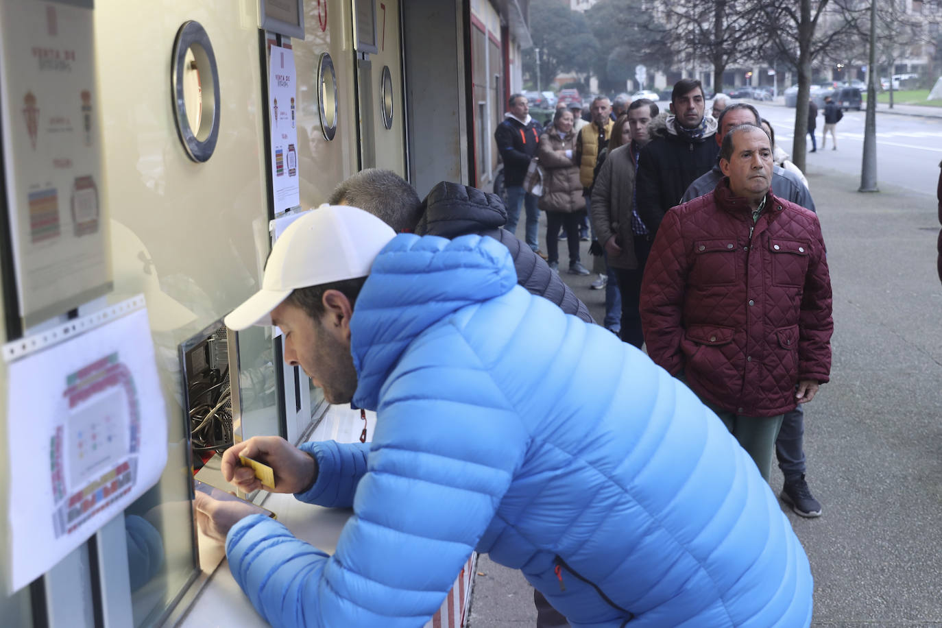 Colas en Gijón para hacerse con una entrada del Sporting - Oviedo