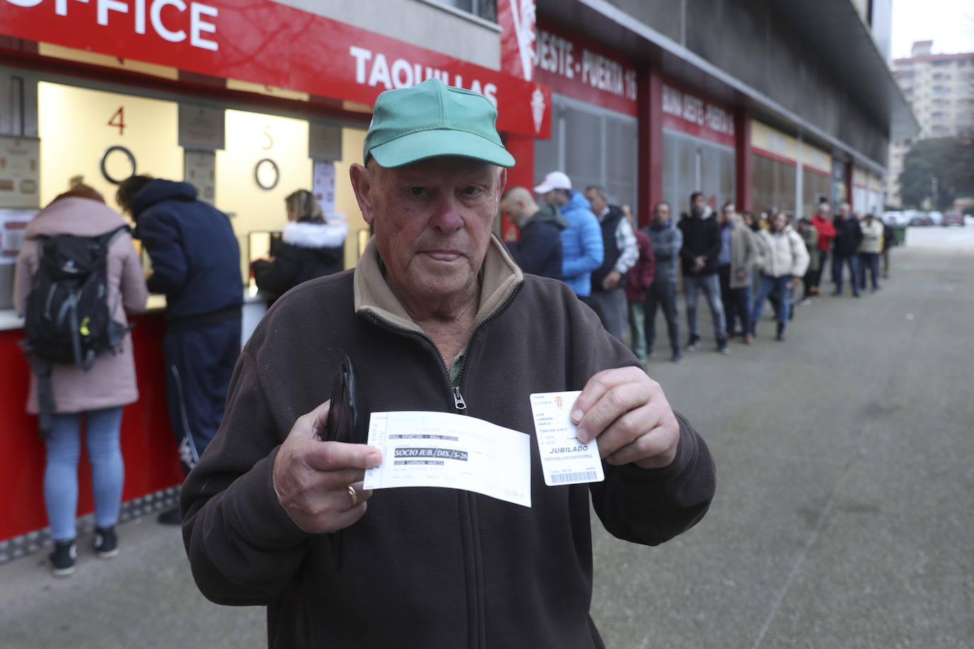 Colas en Gijón para hacerse con una entrada del Sporting - Oviedo