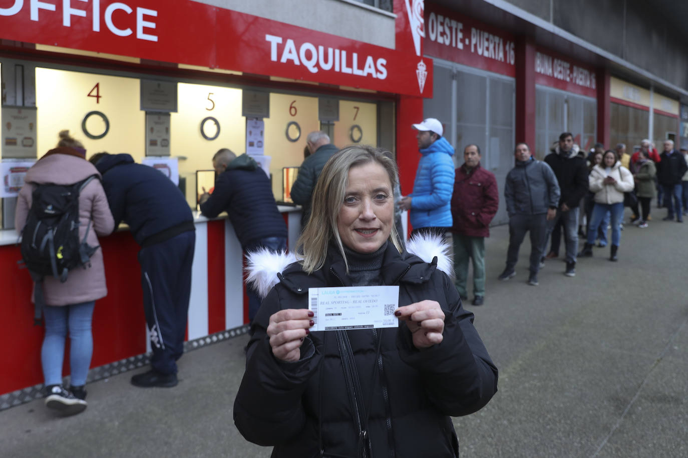 Colas en Gijón para hacerse con una entrada del Sporting - Oviedo