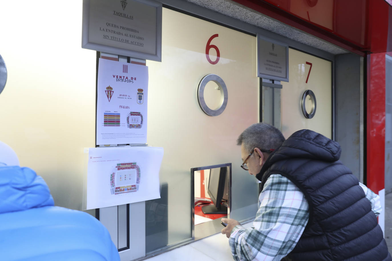 Colas en Gijón para hacerse con una entrada del Sporting - Oviedo