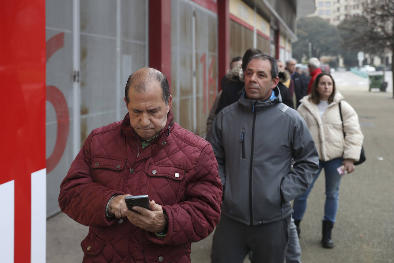 Colas en Gijón para hacerse con una entrada del Sporting - Oviedo