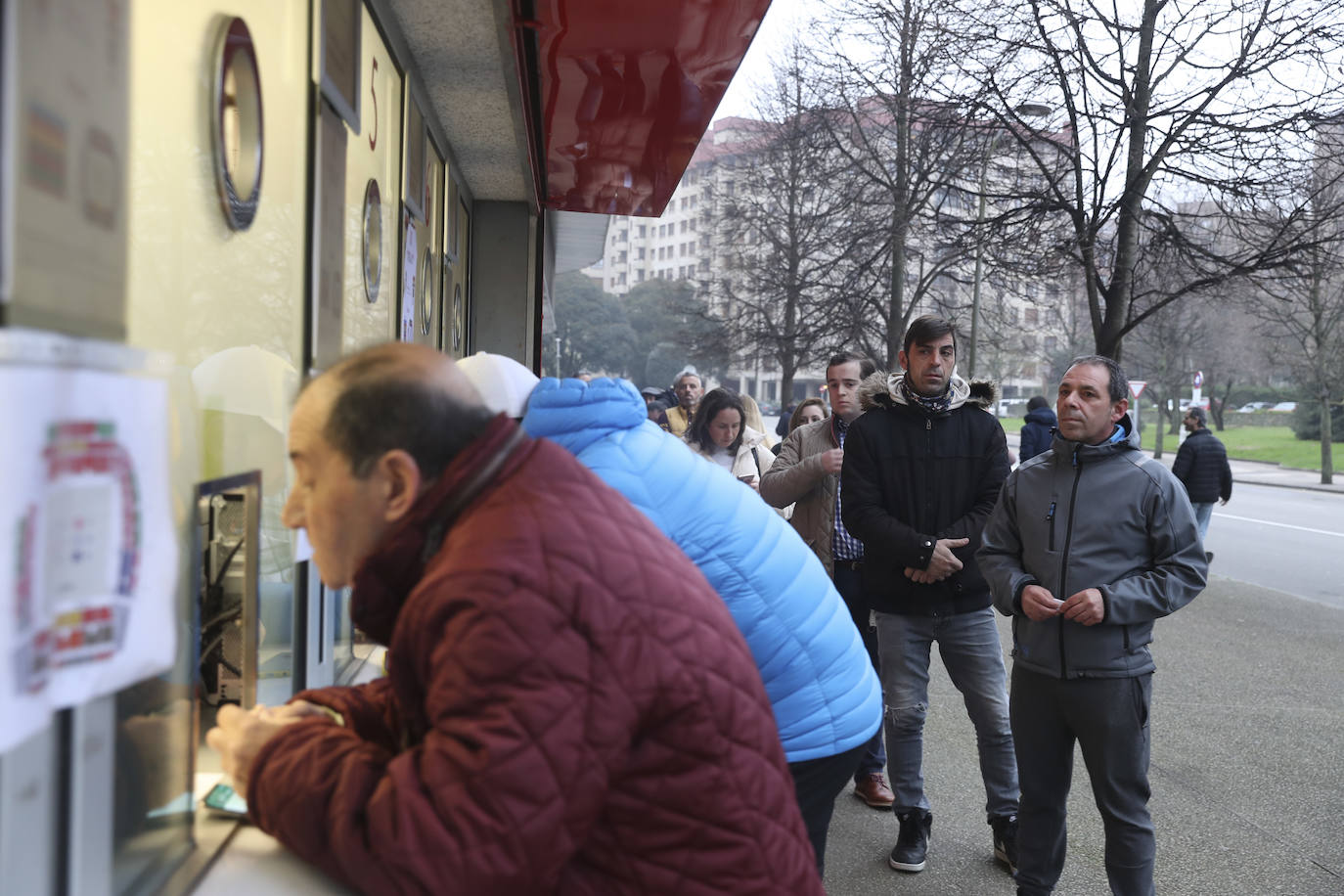 Colas en Gijón para hacerse con una entrada del Sporting - Oviedo