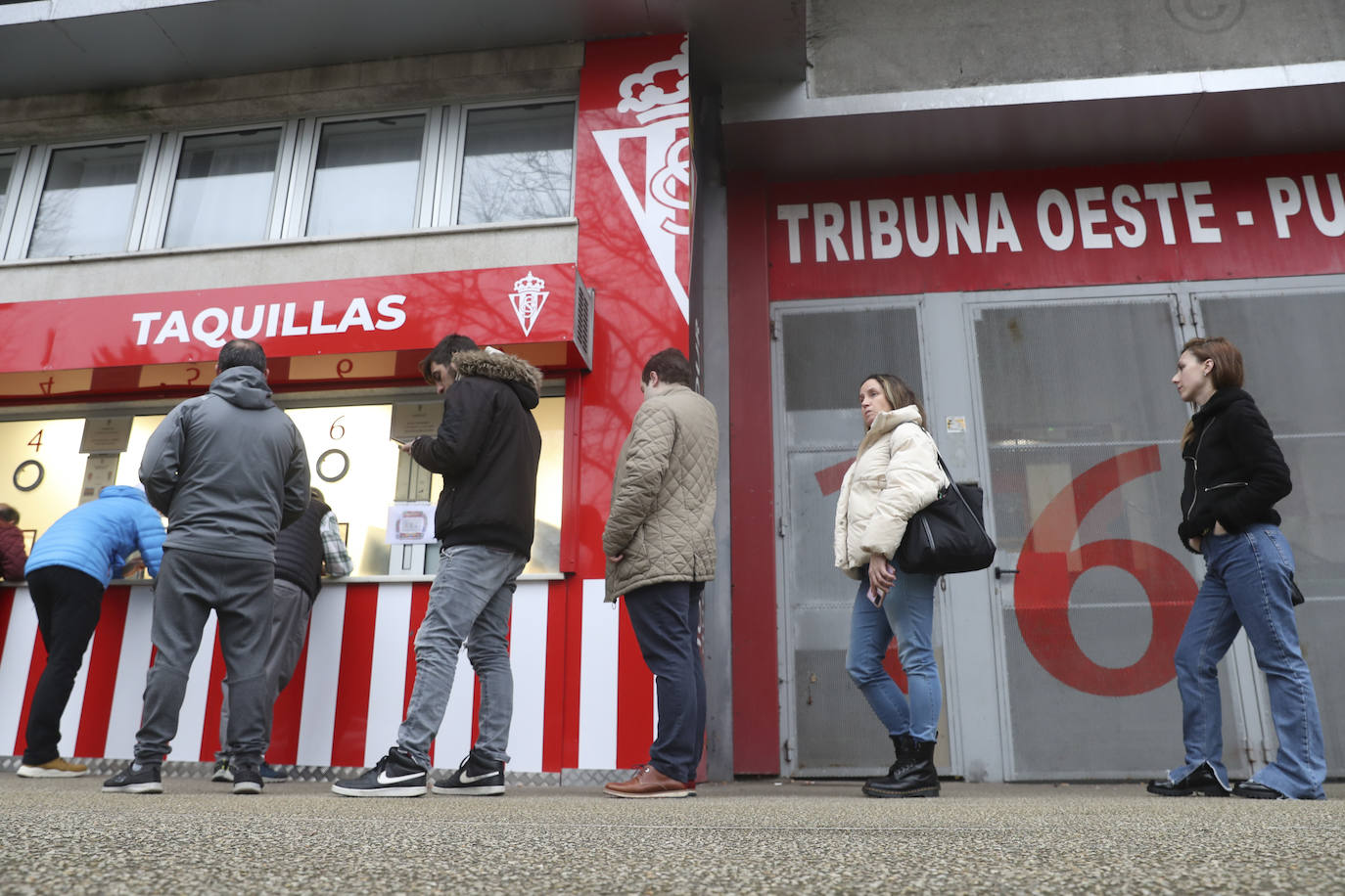 Colas en Gijón para hacerse con una entrada del Sporting - Oviedo