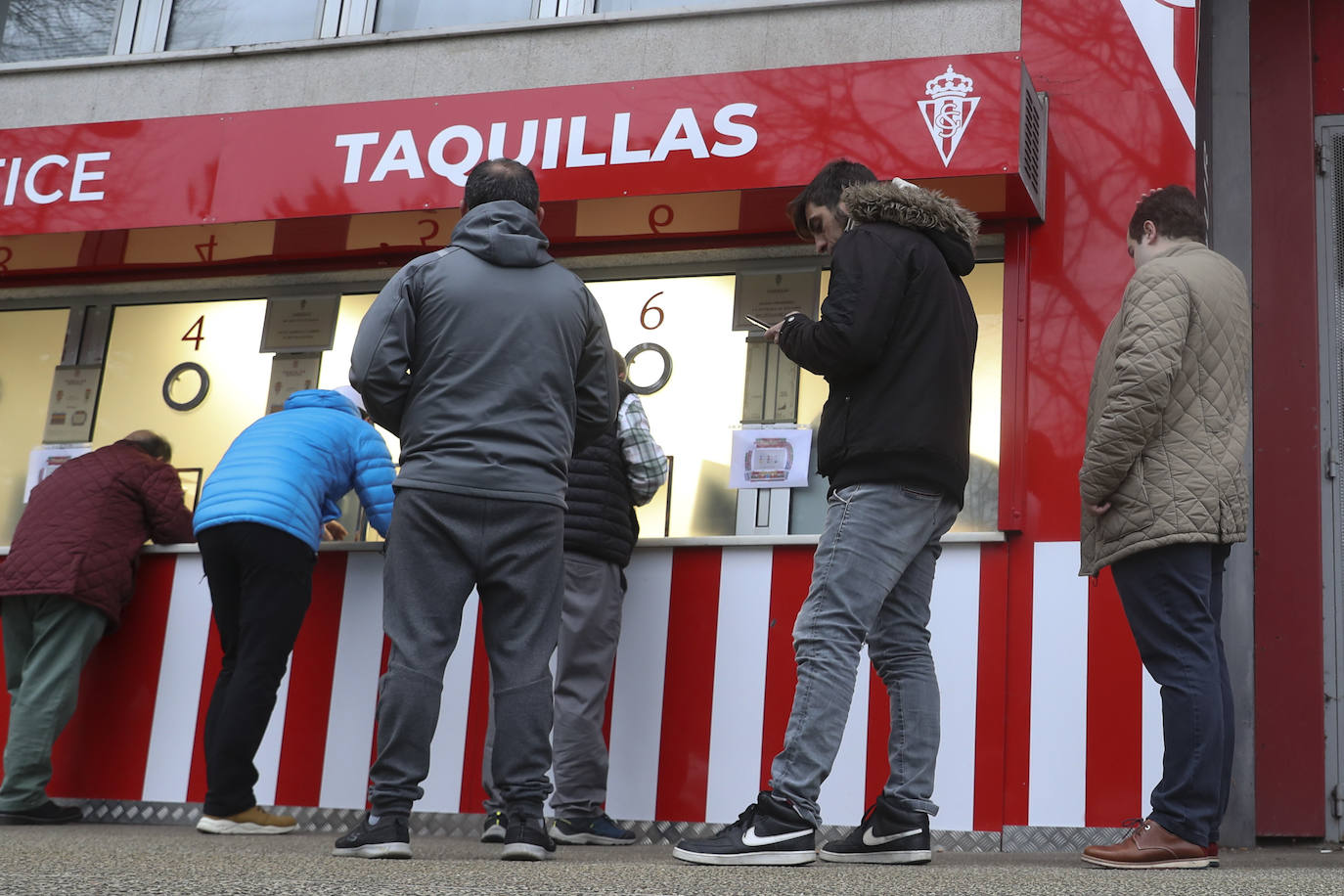Colas en Gijón para hacerse con una entrada del Sporting - Oviedo