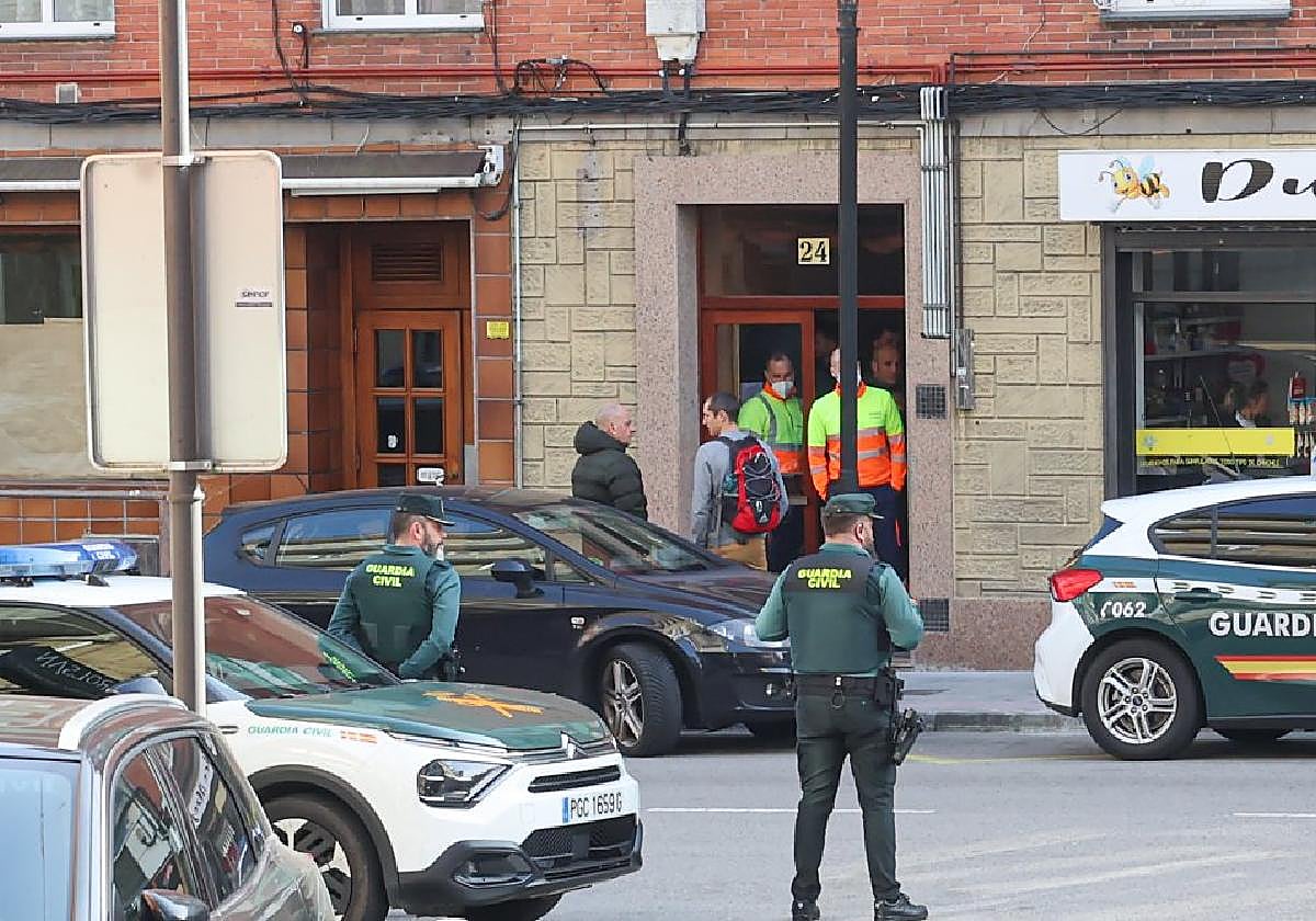 Despliegue de agentes de la Guardia Civil y efectivos sanitarios en el portal de la vivienda donde se atrincheró el menor.