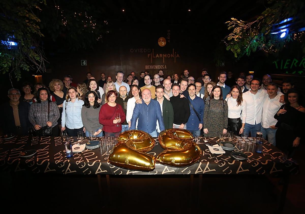 Los integrantes de Oviedo Filarmonía celebran una espicha en El Vasco por su veinticinco aniversario.