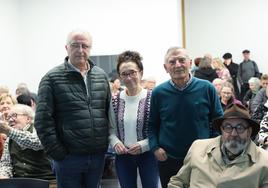 Ángel López y Agustina Juanes, con Rivas, antes de la charla.