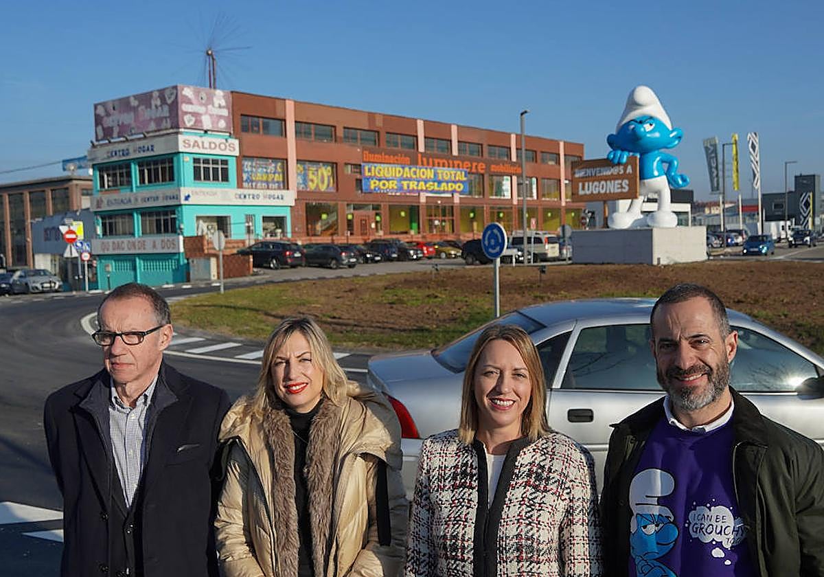 La inauguración del carril bici con el Pitufo en la rotonda del polígono Puente Nora, en Lugones.