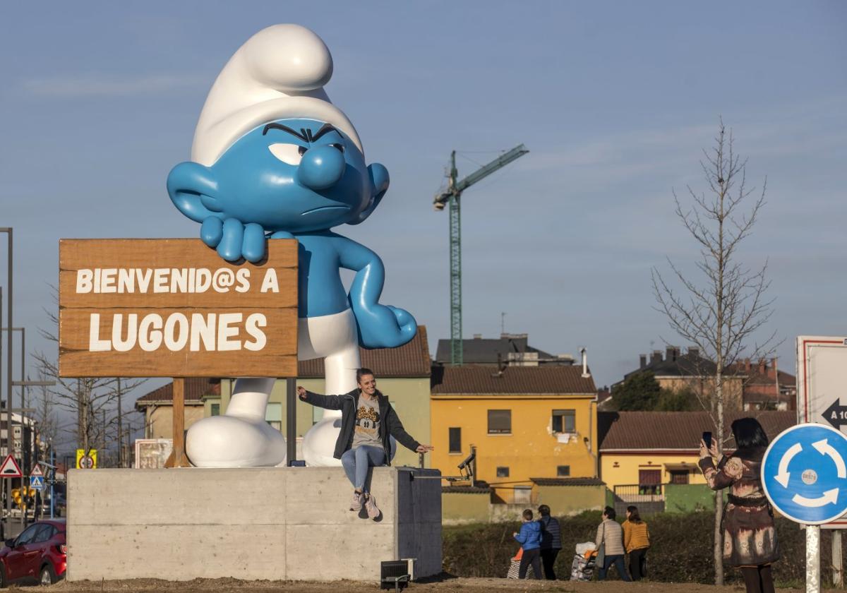 La enorme figura del pitufo ha quedado colocada en una rotonda en la localidad de Lugones.