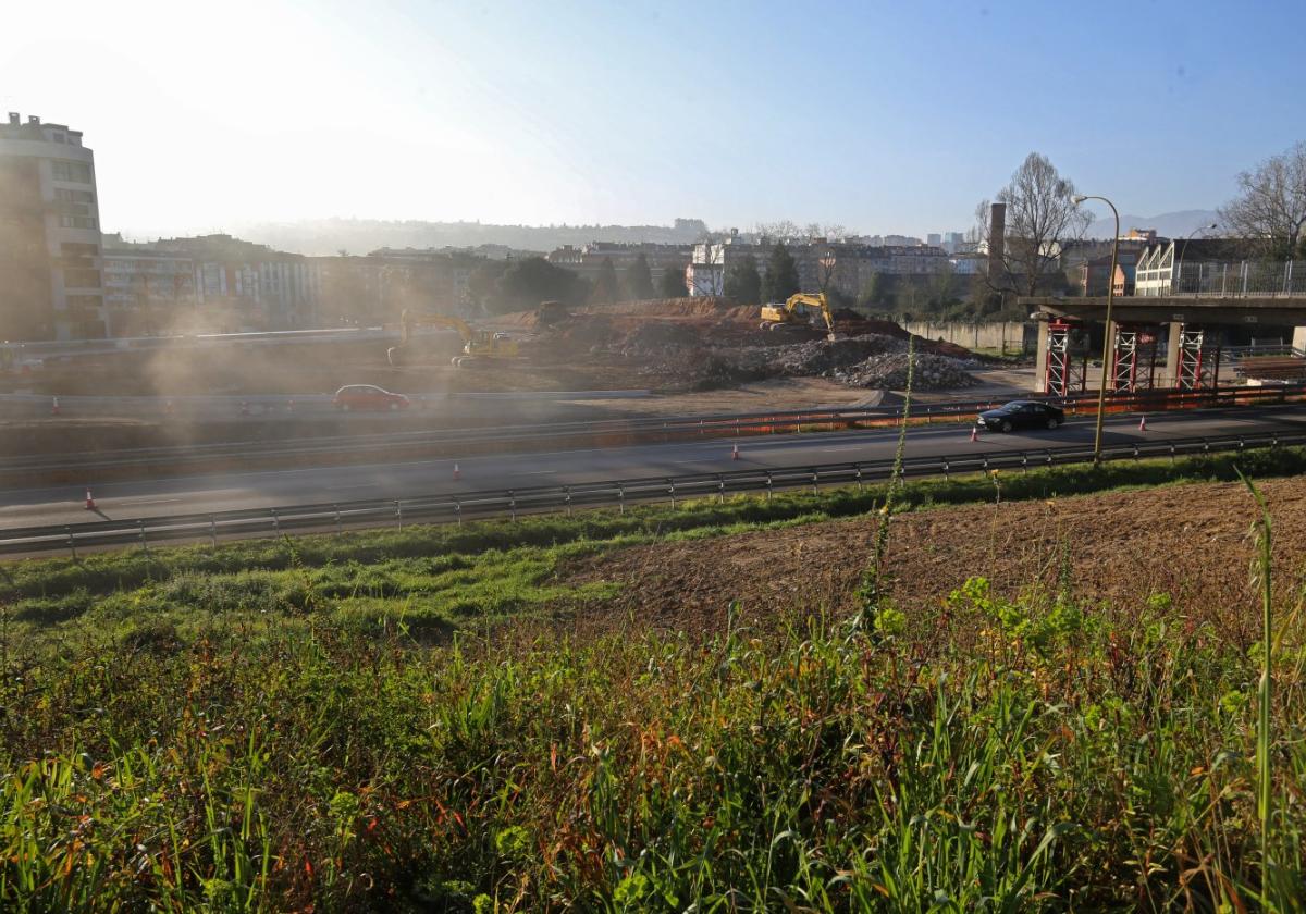 La entrada a Oviedo es el punto con peores índices de calidad ambiental a causa de la contaminación por micropartículas; a la derecha, la paralizada demolición del puente de Ángel Cañedo.