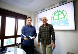 David Martín, a la izquierda, y Francisco José Suárez, ayer, en la sede de ANPE Asturias.