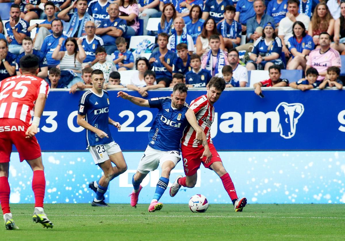 Guille Rosas pugna con Sebas Moyano en el derbi de la primera vuelta, disputado en el Tartiere.