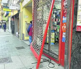 Tienda de telefonía asaltada en la calle Asturias.