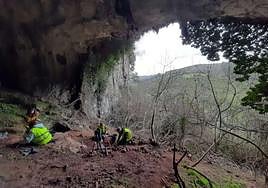 Excavación en la cueva de Godulfo, en Grado, en la que se encontró el conocido como tesoro de Berció.