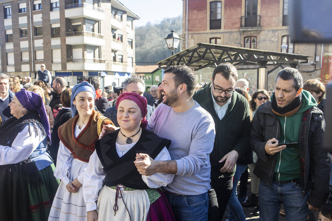 Bimenes disfruta del humor y la ironía con los Sidros y Comedies