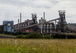 Los dos hornos altos de ArcelorMittal en su factoría gijonesa.