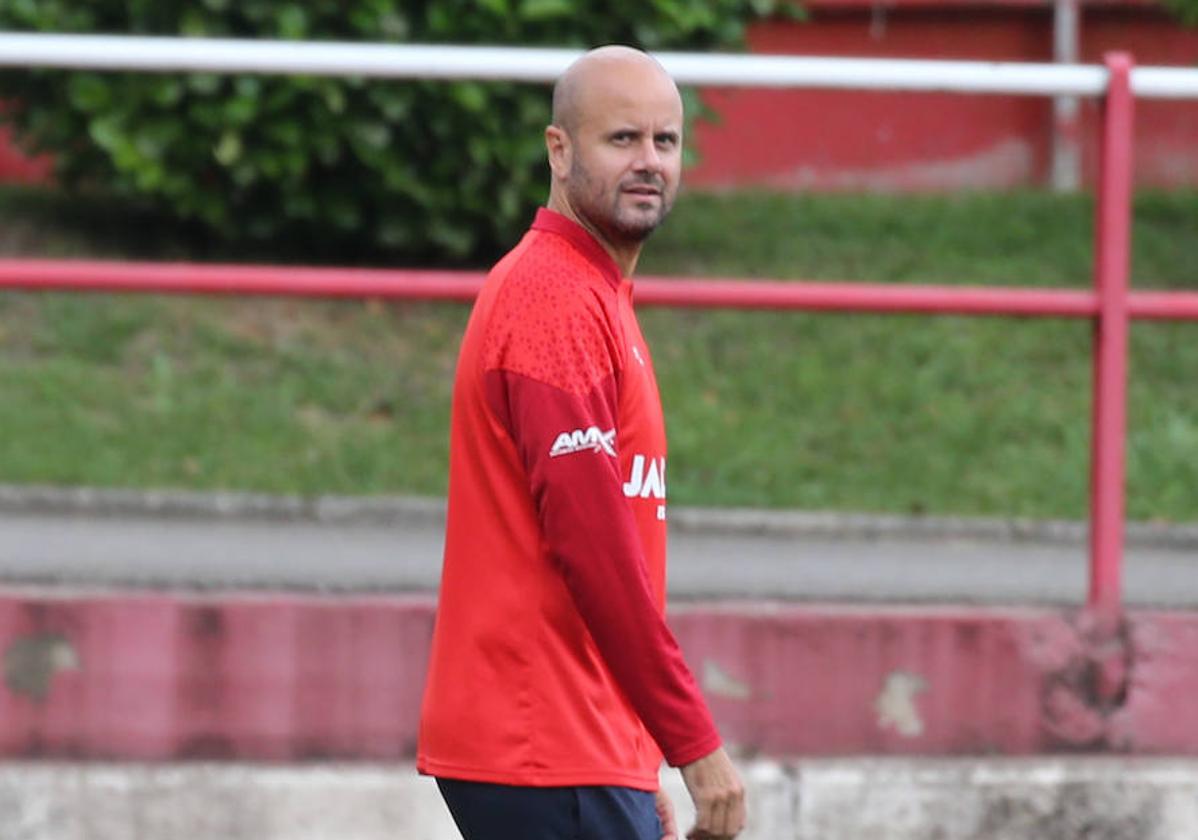 Miguel Ángel Ramírez, en un entrenamiento del Sporting.