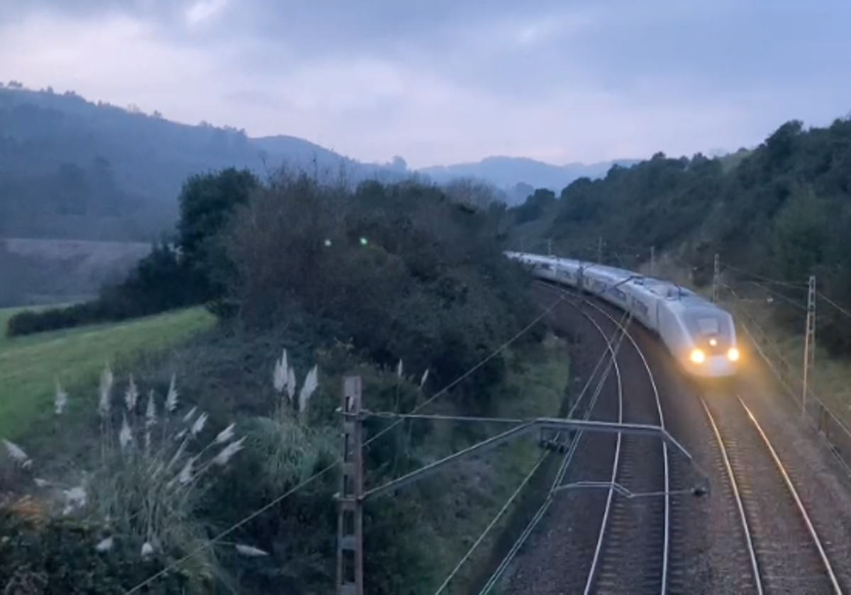 Llega a Asturias el tren que llevará el logo de AVE