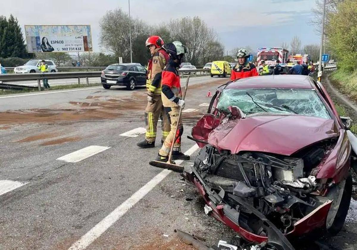 Estado en el que quedó el coche que provocó el accidente.