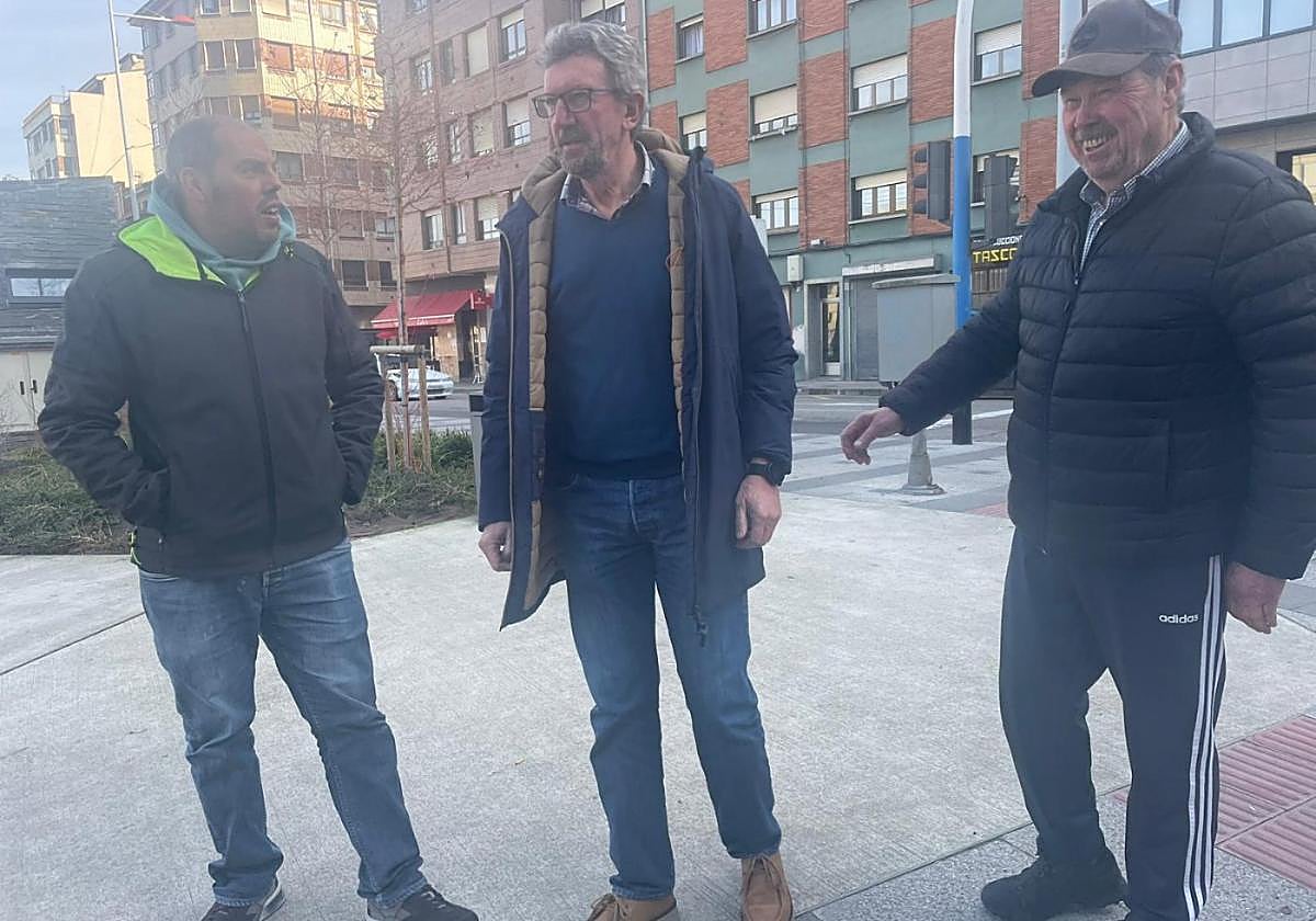 El edil de Seguridad, Francisco García, en el centro, con los vecinos Jesús Viejo y José Manuel Álvarez .