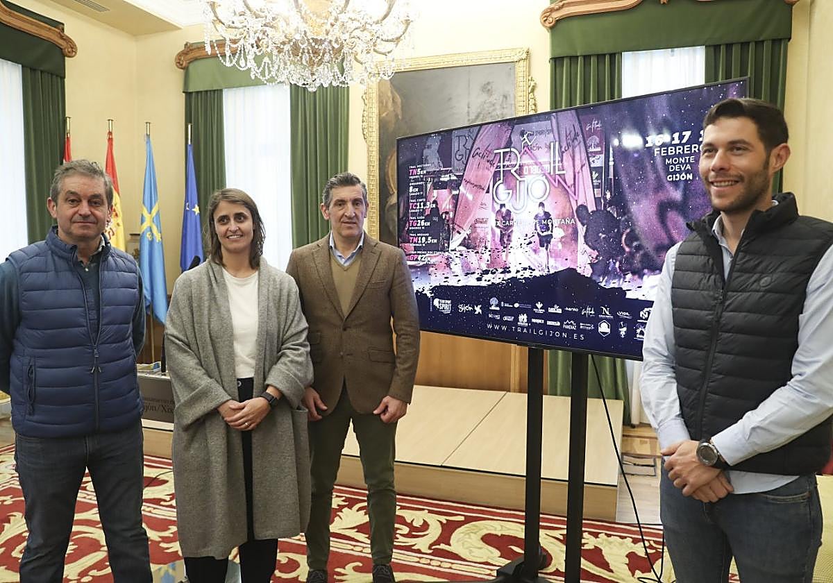 Toni Amieva, Manuela Fernández, Jorge Pañeda y Alejandro Torre, en la presentación del Trail Gijón.