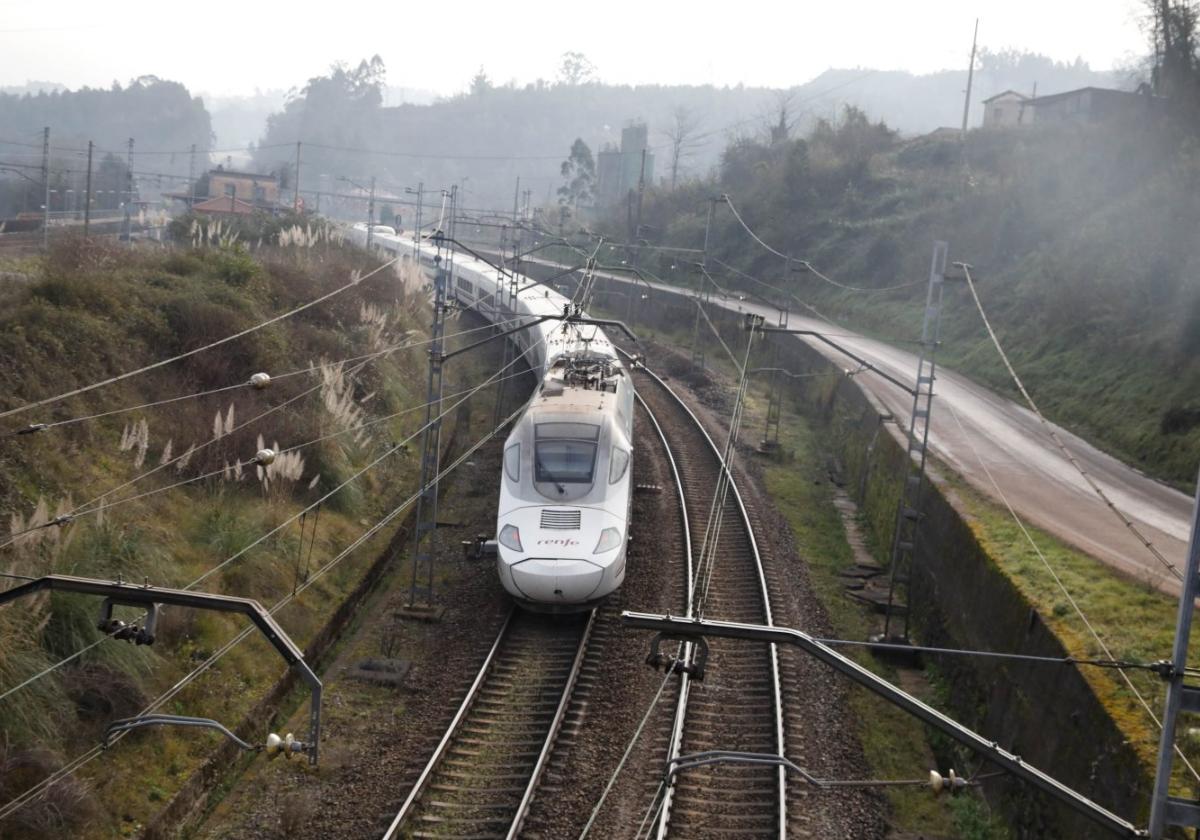 A 60 kilómetros por hora . La curva cerrada de Villabona es uno de los puntos que más limita el paso de los trenes. A su trazado cerrado se suma el mal estado de la vía, lo que obliga a todos los maquinistas a circular por debajo de 60 kilómetros por hora durante un espacio de 850 metros. Veriña es otro 'punto negro', limitado ahora a 30 kilómetros por hora. La máxima en el tramo Lena-Gijón es de 140.