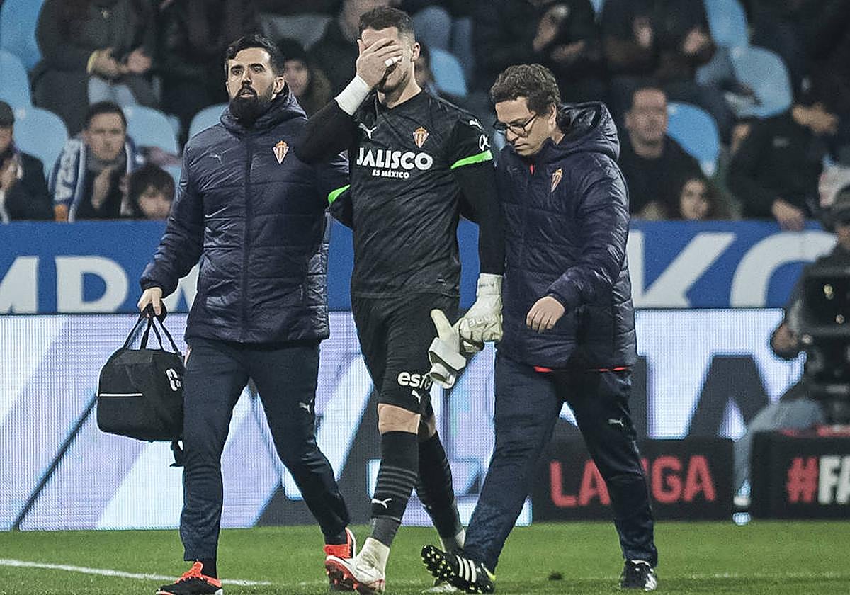 Rubén Yáñez se retira durante el partido entre el Zaragoza y el Sporting.