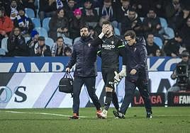 Rubén Yáñez se retira durante el partido entre el Zaragoza y el Sporting.