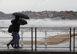 Fuerte oleaje en la playa San Lorenzo de Gijón.