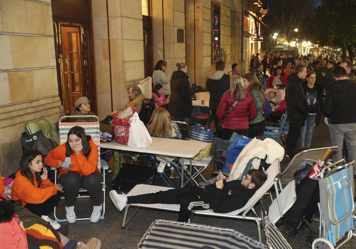 Acampada en Gijón para conseguir las entradas del concurso de charangas