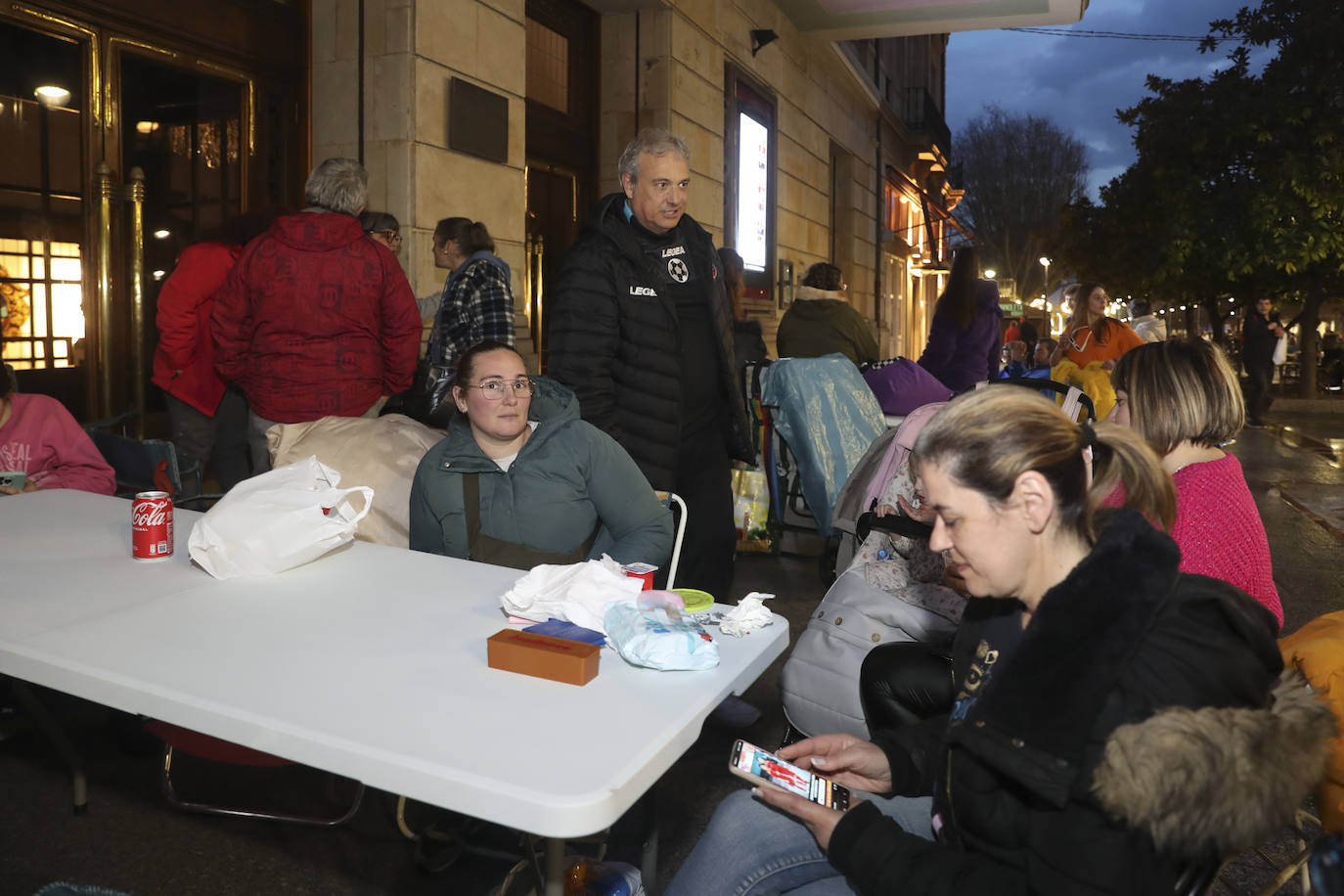 Acampada en Gijón para conseguir las entradas del concurso de charangas