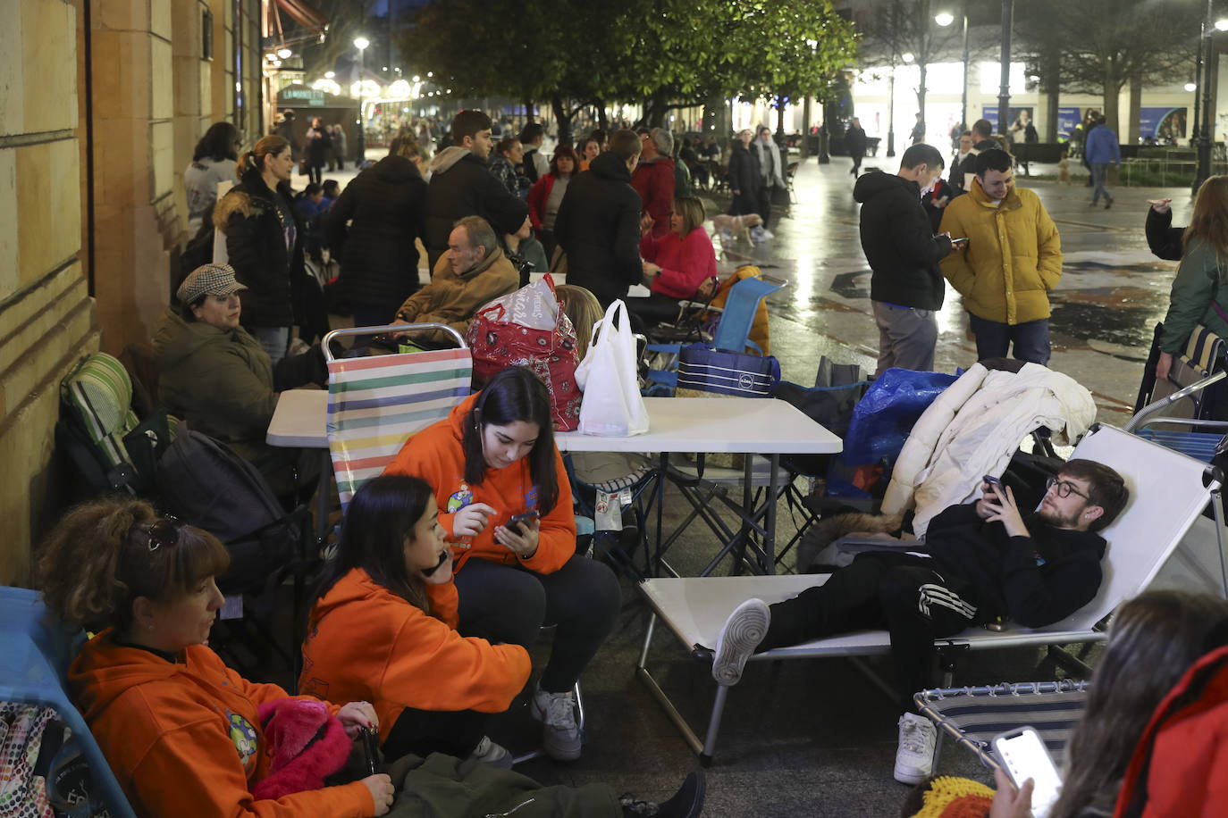 Acampada en Gijón para conseguir las entradas del concurso de charangas