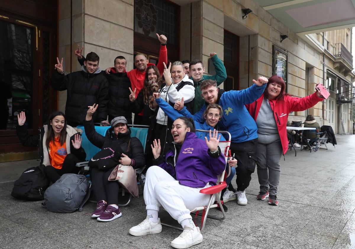 Colas en el Jovellanos para hacerse con una entrada para el concurso de charangas.