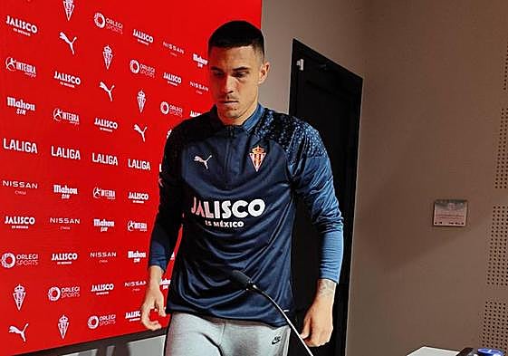 Djuka, este mediodía, a su llegada a la sala de prensa de Mareo.