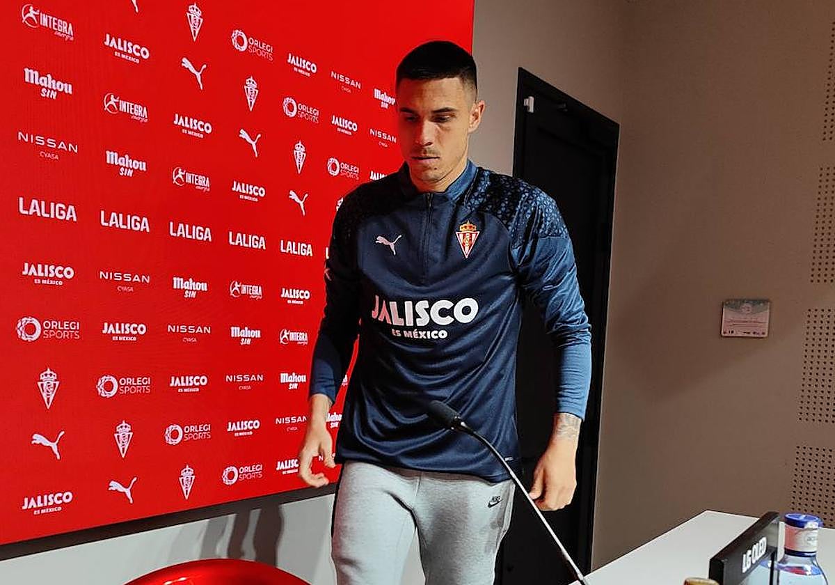 Djuka, este mediodía, a su llegada a la sala de prensa de Mareo.