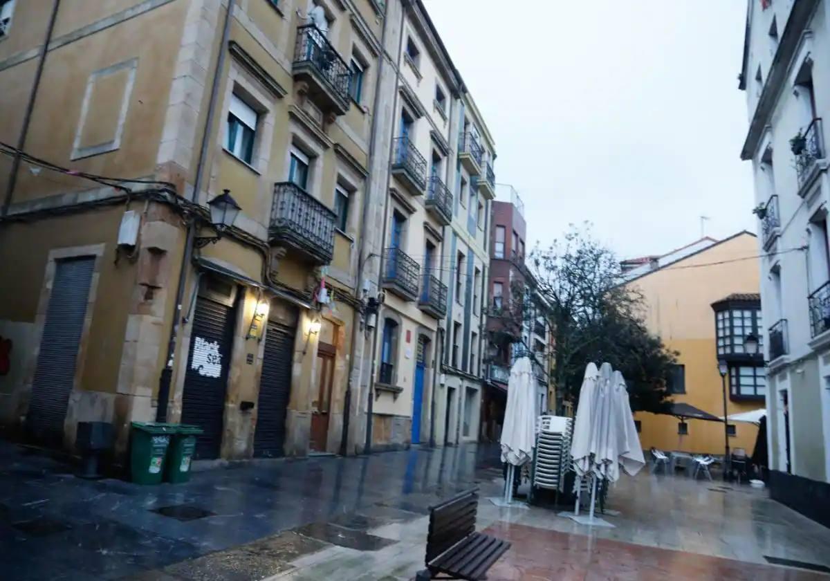 En el centro, de portal azul, un edificio de uso íntegro de alquiler vacacional en Gijón.