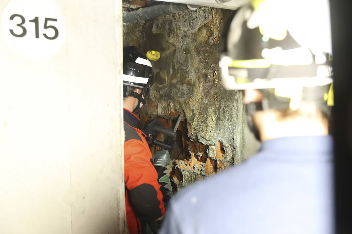 El acceso al pasadizo del refugio de Begoña, lleno de escombros